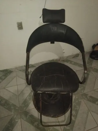 Cadeira de Barbeiro e avental 