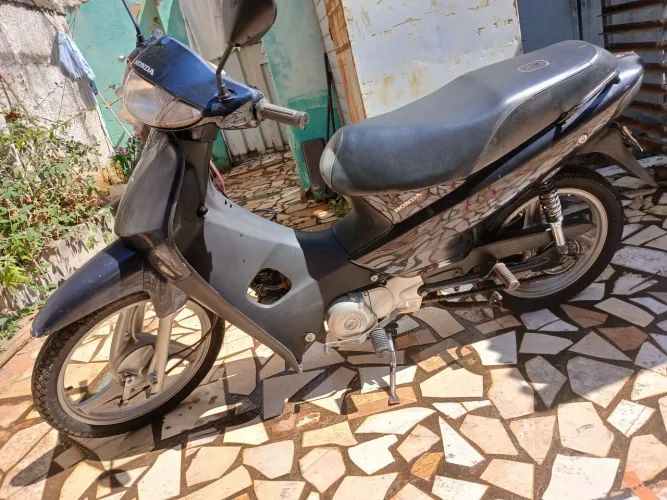 Vendo Honda Biz ano 2004 bem conservada, moto de uso particular