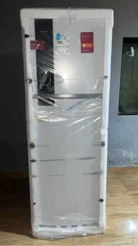 Geladeira nova, apenas com essa pequena avaria.
