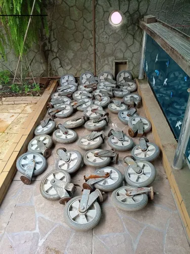 Vendo 40 rodízios com mancais e freio de 10 polegadas unidade r $ 80.00