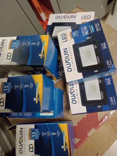 Vendo 3 refletores LED de 30w + 5 lâmpadas led bulbo de 15w 70 reais 