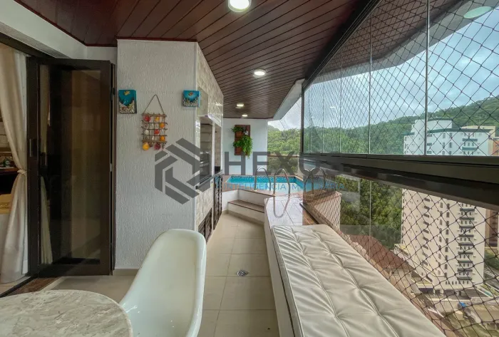 Apartamento reformado com varanda gourmet vista mar e lazer nas Pitangueiras, Guarujá