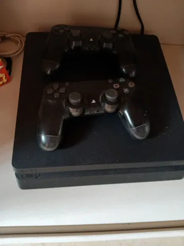 PS4- COM 2 CONTROLES, PROMOÇÃO?