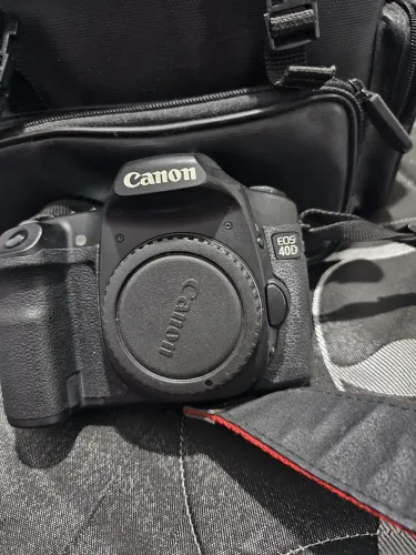 Câmera fotográfica CANON (sem lente), com maleta e carregador