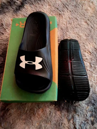 Sandália nova da UNDER ARMOUR (preta)