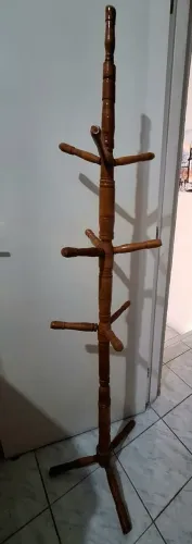 Cabideiro de Chão em Madeira Envernizada