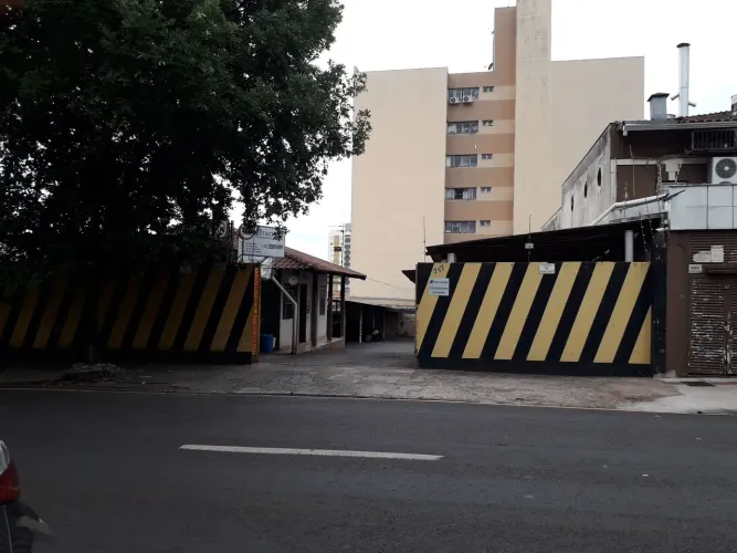 Estacionamento e lava rápido