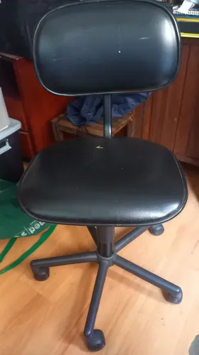 Cadeira de escritório usada 