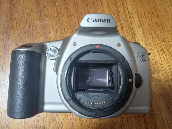 Câmera canon analógica eos 3000n ótimo estado de conservação. Tudo funcionando. 