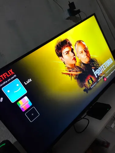 Smart TV Vizzion de 43 polegadas.
