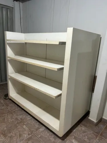 Prateleira/ expositor de produtos