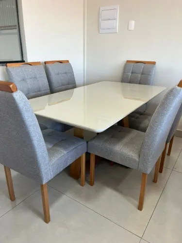 MESA DE JANTAR COM 6 CADEIRAS LINHO (ÚLTIMA PEÇA)