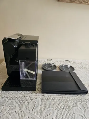 Nespresso Cafeteira Lattissima One Preta 110V + Duas Xícaras Nespresso 