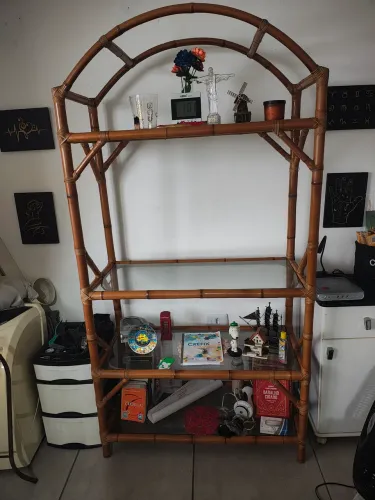 Estante de bambu e aparador