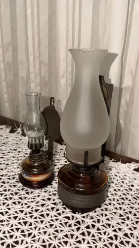 par de lampiões de querosene