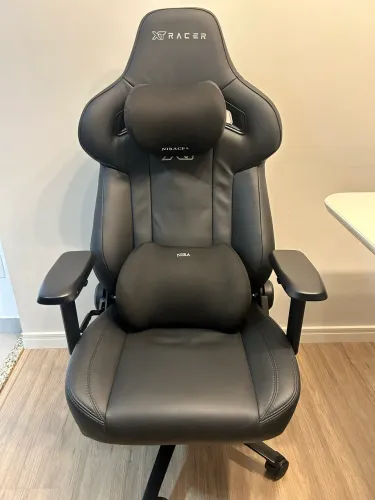 Vendo Cadeira Gamer XT Racer - Couro Legítimo e em excelente estado de conservação.
