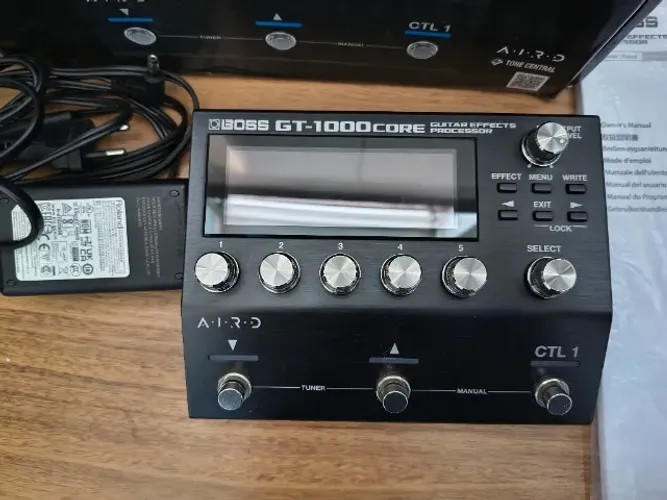Pedaleira BOSS GT-1000 CORE Processador de efeitos e amp para guitarra e baixo