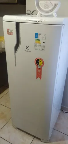Vende-se: Geladeira Electrolux 240 L em estado de novo.