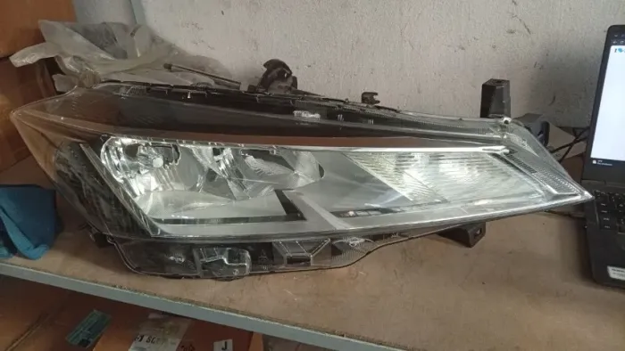 Farol dianteiro direito Nissan Kicks