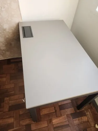 Mesa escritório com tomada imbutida