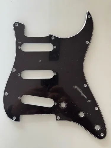 Escudo Fender SSS Preto 3 camadas