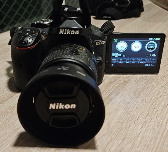 Câmera Nikon D5300 + lente 18-55mm + bateria extra + filtro + bolsa 