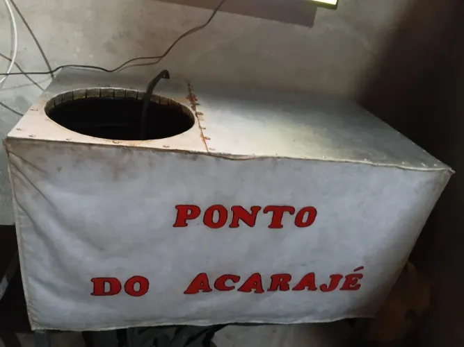 Carrinho de acarajé e caldeirão grande