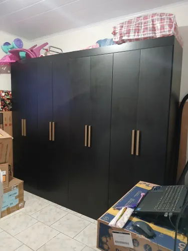 Guarda roupa semi novo 6 portas