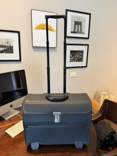 Mala piloto Samsonite com rodinhas e segredo - executiva/notebook