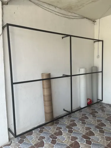 Arara projetada de ferro metalon para roupas loja mostruario expositor vendas 