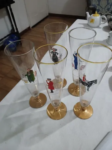 Conjunto de 5 tulipas longas(Flute) para Cerveja/Chopin com personagens britânicos. 