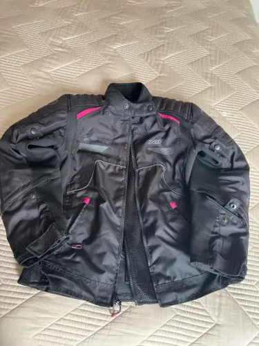 Jaqueta motociclista feminina