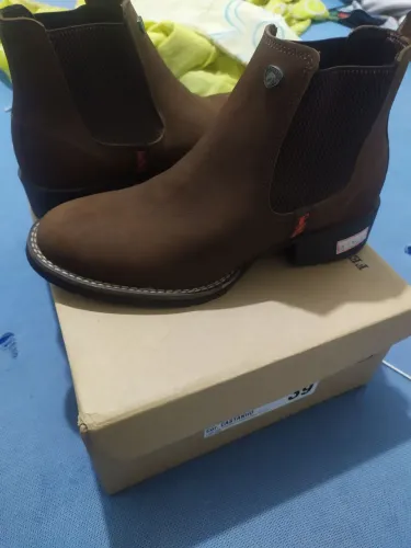 Bota zera cheiro de novo Tam 38 !