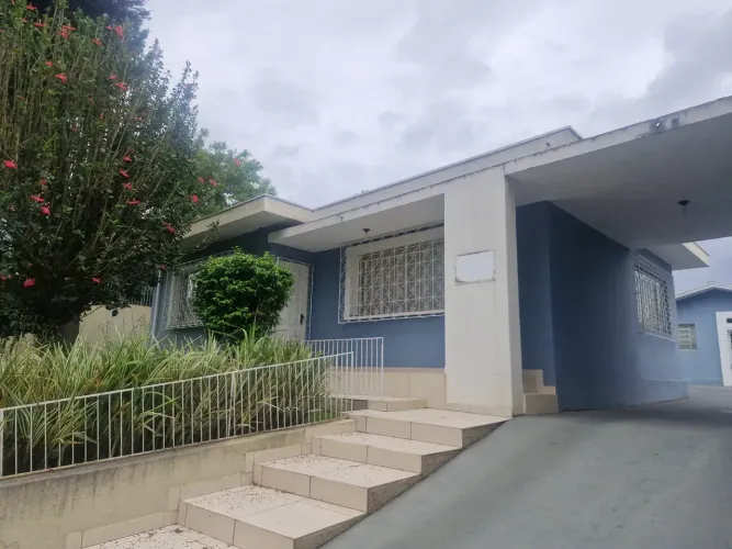 Imóvel para aluguel possui 200 metros quadrados com 4 quartos em Bom Retiro - Curitiba - P