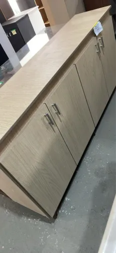 Balcão aparador 4 portas 1,80x40x90 com pés em madeira puxador alumínio