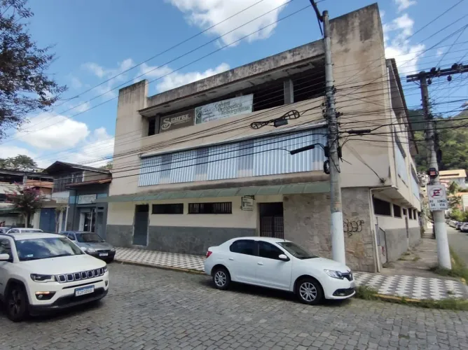 Prédio comercial com 03 pavimentos em ótima localização no Centro