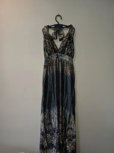 Vestido comprido frente única de amarrar no pescoço .