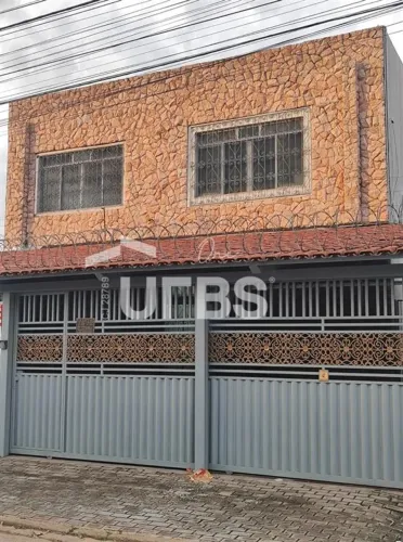 Sobrado amplo com 439 m² e alto potencial comercial