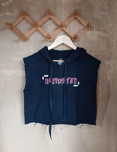 Colete de Moletom Feminino Preto com Capuz e Estampa
