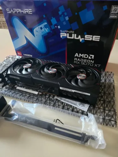 Placa de Vídeo AMD Sapphire Pulse RX 9700 XT 16GB