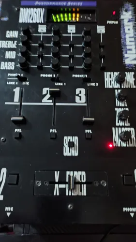 Mix Numark modelo DM 1260 já vem com pré amplificador