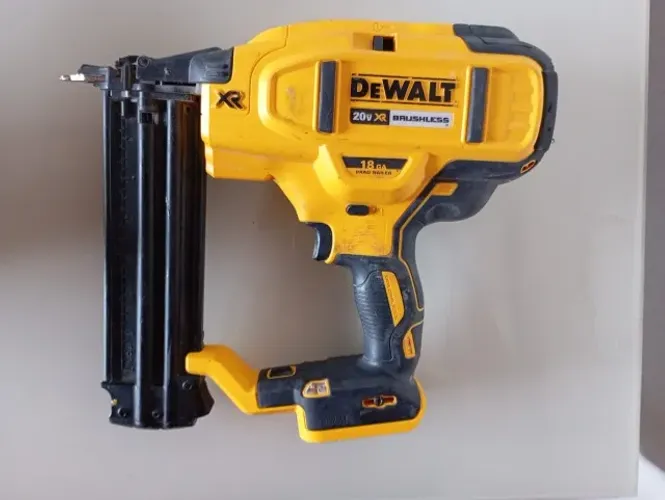 Pinador 18GA 20V MAX DCN 680 (DeWALT)