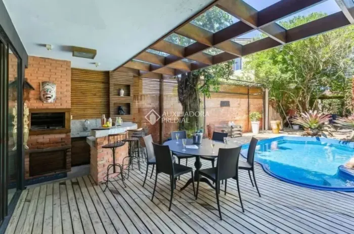 Auxiliadora Predial aluga Casa com 390 m² de área privativa, com 5 dormitórios sendo 1 suí