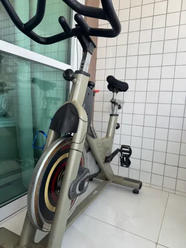Bike Spinning Impulse PS300 - Linha Academia - Volante 20Kg - Fortaleza
