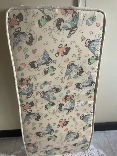 Vendo colchão de berço um pouco fino mas confortável 