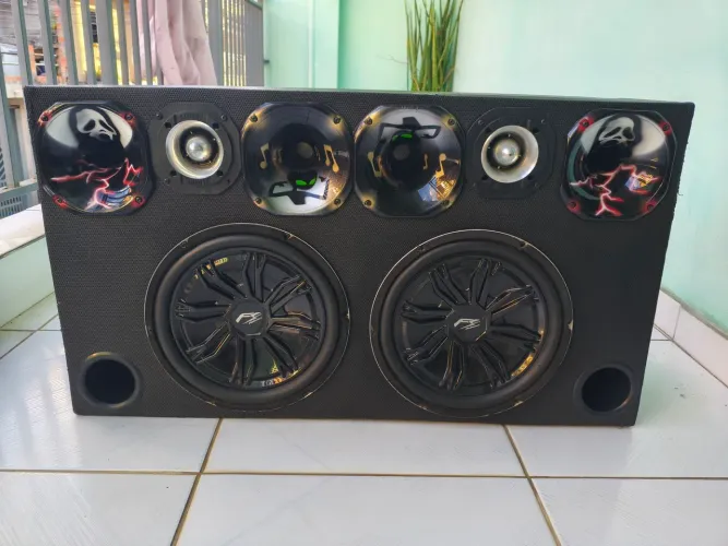 Som Automotivo - Caixa de som com: 4 Cornetas Falcon, 2 Super twitter, 2 Subwoofer 12"