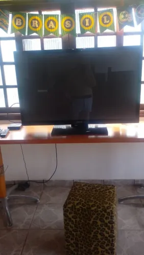 Vendo televisão 42 polegadas. Acompanha aparelho conversor Smart.