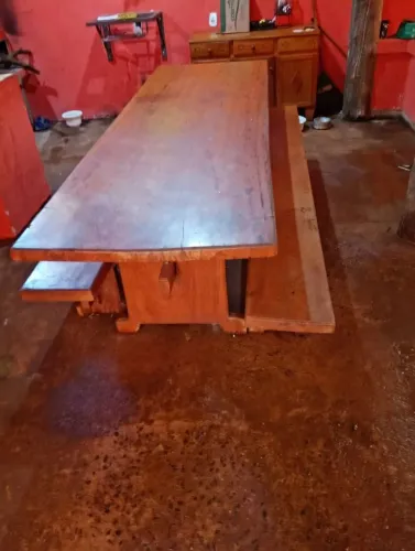 Mesa de pranchão de madeira