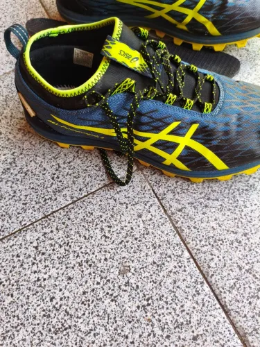 Tênis asics trilha