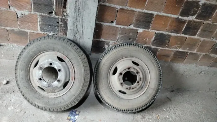 Vendo duas roda com peneu cama de ar 700 para 608 100 reais cada